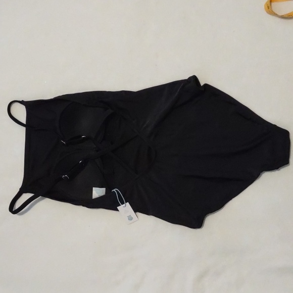 New Classic Style One Piece Size S - Picture 5 of 11